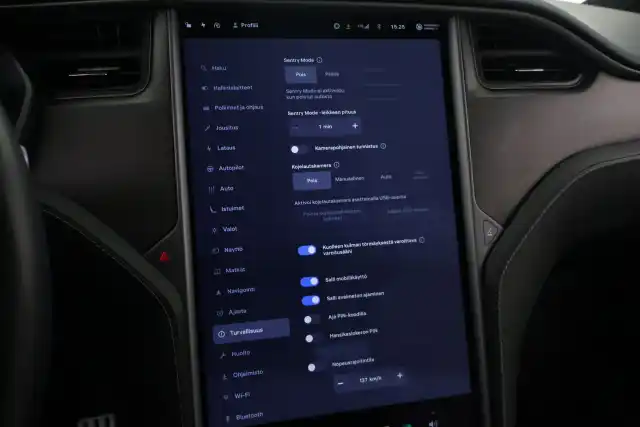 Musta Maastoauto, Tesla Model X – VAR-12884