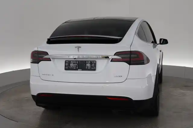 Valkoinen Maastoauto, Tesla Model X – VAR-129271