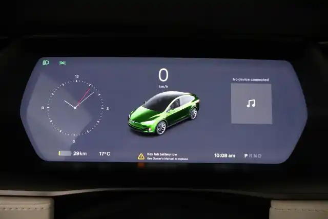 Valkoinen Maastoauto, Tesla Model X – VAR-129271