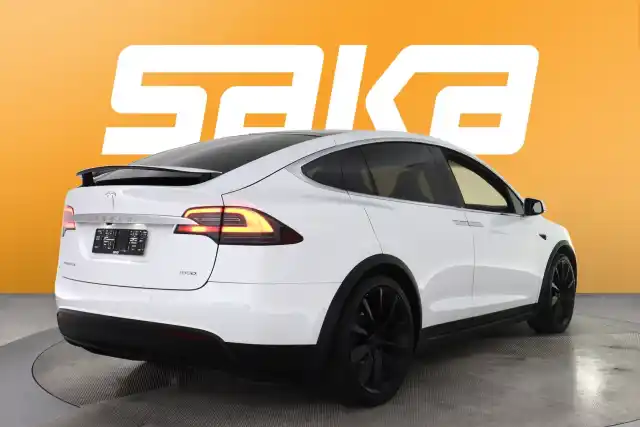 Valkoinen Maastoauto, Tesla Model X – VAR-129271