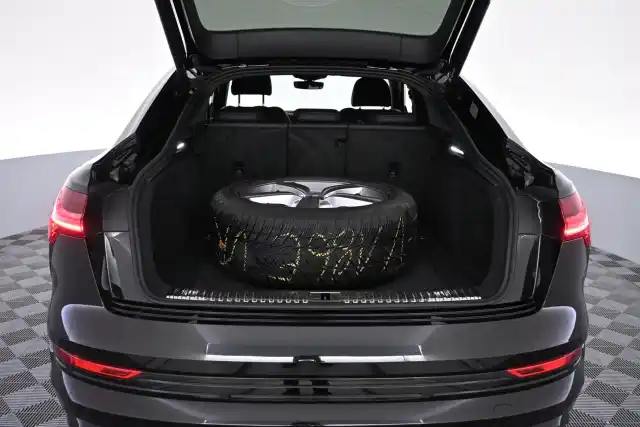 Musta Maastoauto, Audi e-tron – VAR-12932