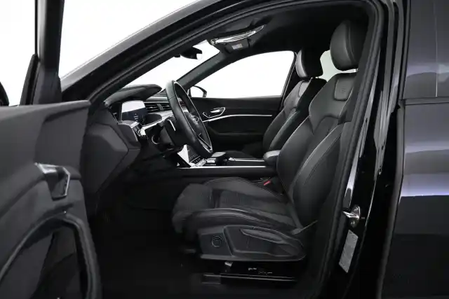 Musta Maastoauto, Audi e-tron – VAR-12932
