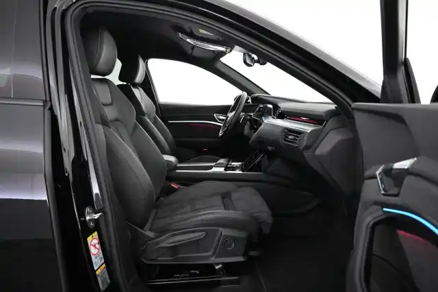 Musta Maastoauto, Audi e-tron – VAR-12932