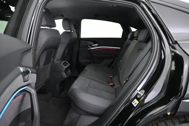 Musta Maastoauto, Audi e-tron – VAR-12932