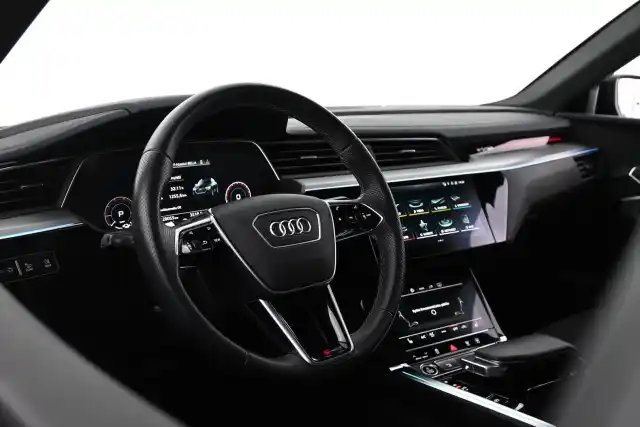 Musta Maastoauto, Audi e-tron – VAR-12932