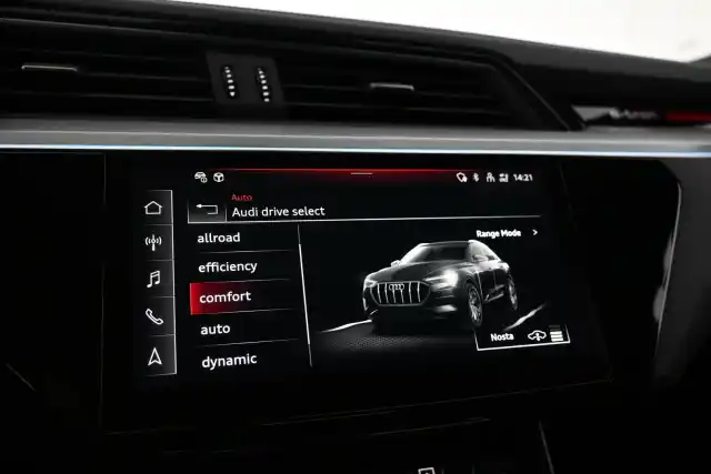 Musta Maastoauto, Audi e-tron – VAR-12932