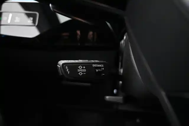 Musta Maastoauto, Audi e-tron – VAR-12932
