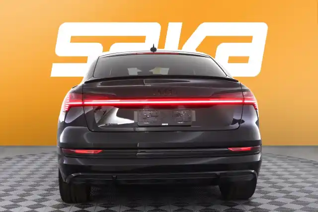 Musta Maastoauto, Audi e-tron – VAR-12932