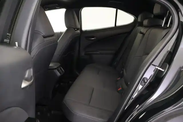 Musta Maastoauto, Lexus UX – VAR-13121