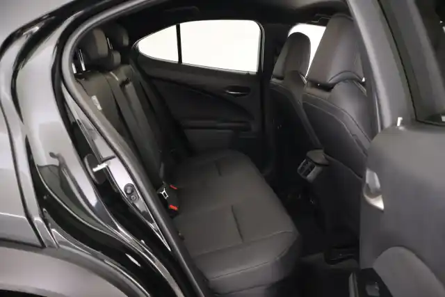 Musta Maastoauto, Lexus UX – VAR-13121