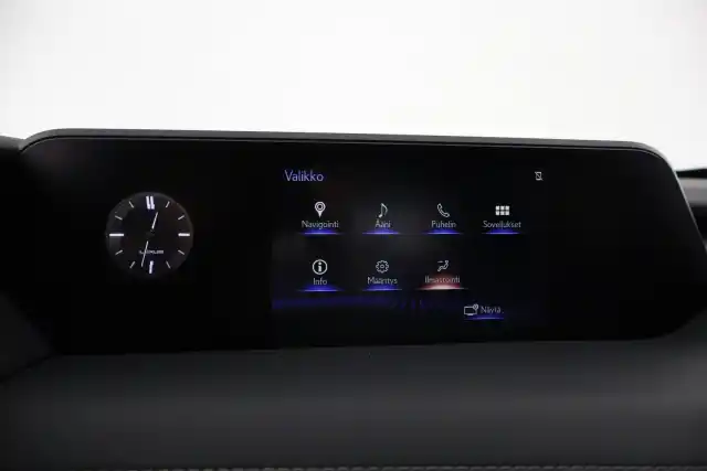 Musta Maastoauto, Lexus UX – VAR-13121