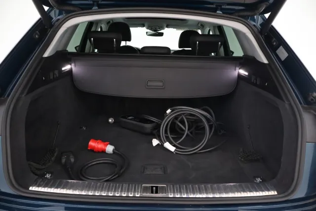 sininen Maastoauto, Audi e-tron – VAR-13608