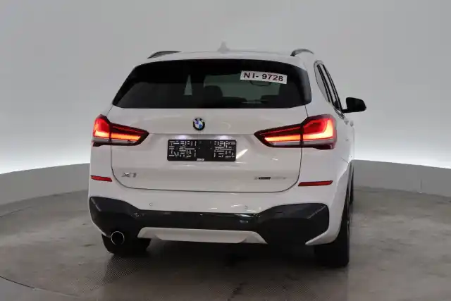 Valkoinen Maastoauto, BMW X1 – VAR-13692