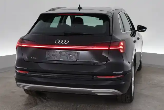 Musta Maastoauto, Audi e-tron – VAR-13883