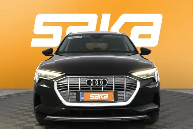 Musta Maastoauto, Audi e-tron – VAR-13883