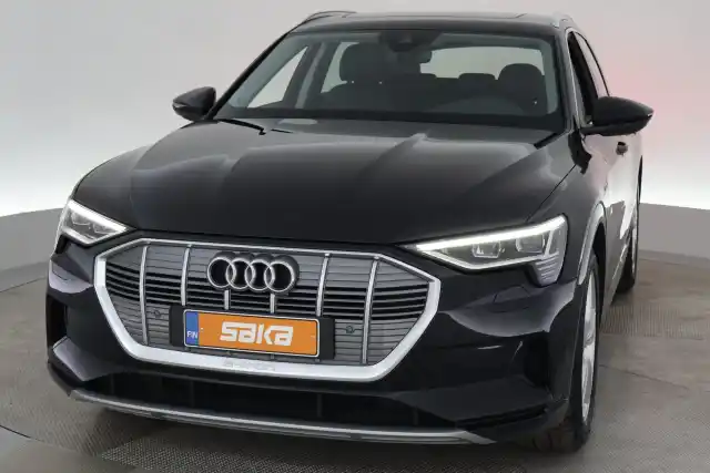 Musta Maastoauto, Audi e-tron – VAR-13883