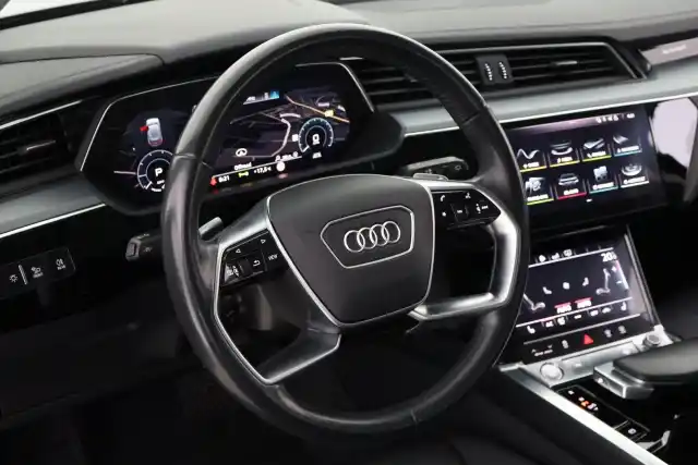 Musta Maastoauto, Audi e-tron – VAR-13883