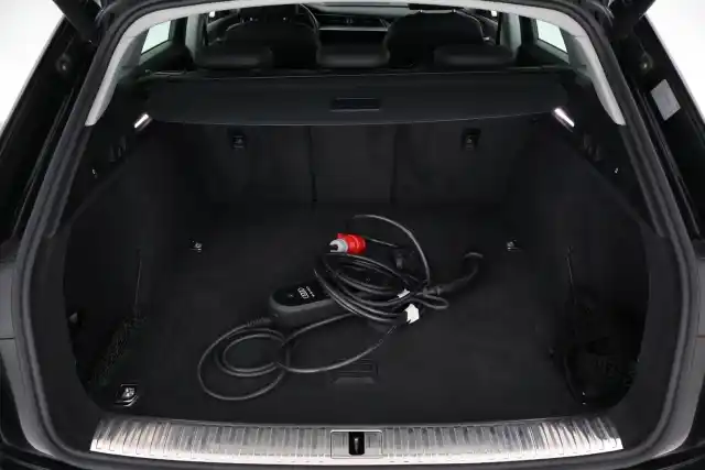 Musta Maastoauto, Audi e-tron – VAR-13883