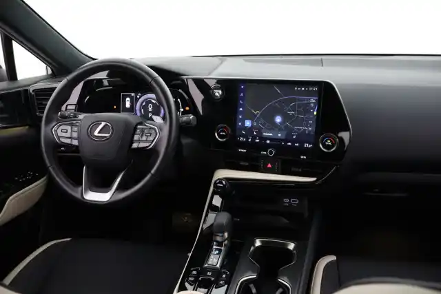 Valkoinen Maastoauto, Lexus NX – VAR-14108