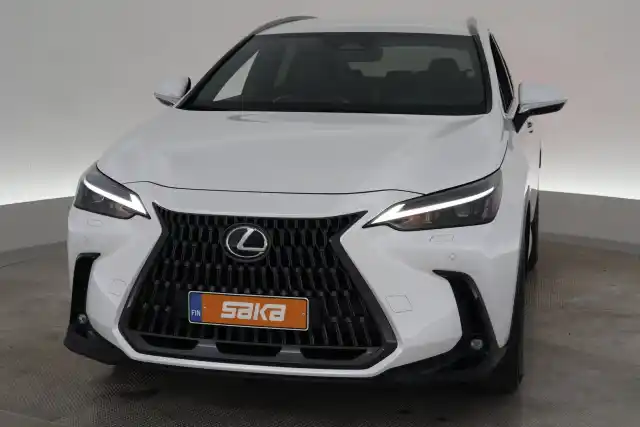 Valkoinen Maastoauto, Lexus NX – VAR-14108