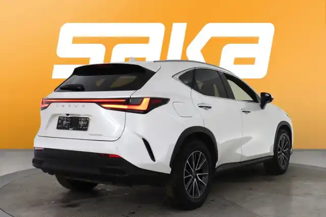 Valkoinen Maastoauto, Lexus NX – VAR-14108