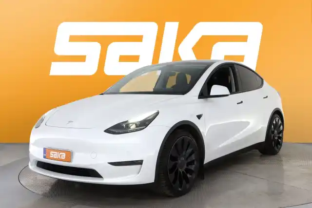 Valkoinen Maastoauto, Tesla Model Y – VAR-14140