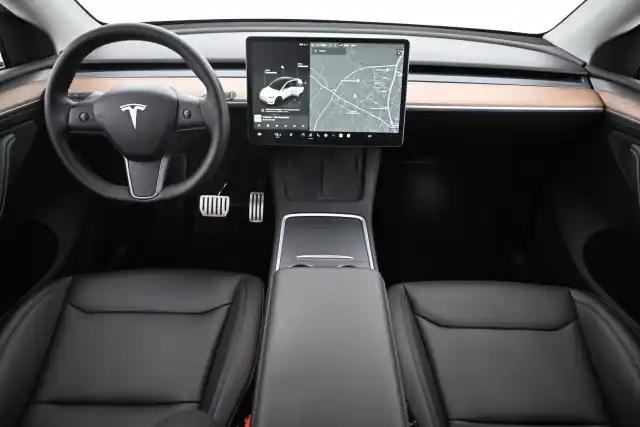 Valkoinen Maastoauto, Tesla Model Y – VAR-14140