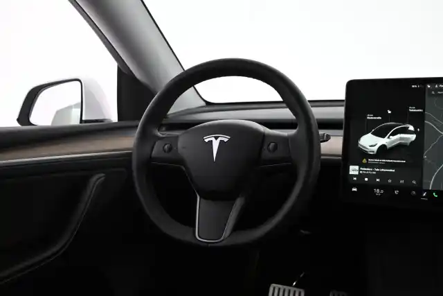 Valkoinen Maastoauto, Tesla Model Y – VAR-14140