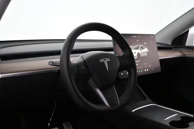 Valkoinen Maastoauto, Tesla Model Y – VAR-14140