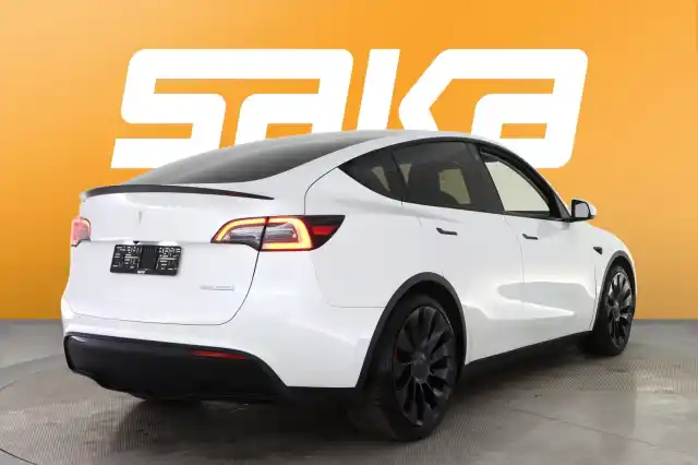 Valkoinen Maastoauto, Tesla Model Y – VAR-14140