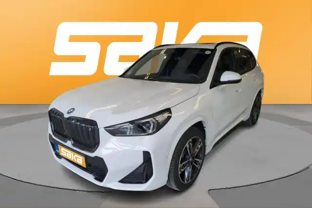 Valkoinen Maastoauto, BMW iX1 – VAR-14274