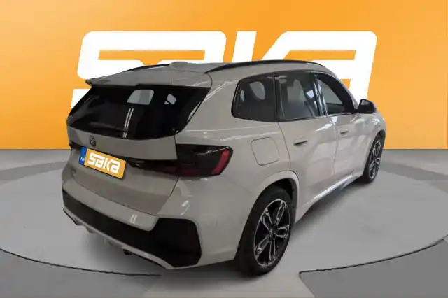Valkoinen Maastoauto, BMW iX1 – VAR-14274