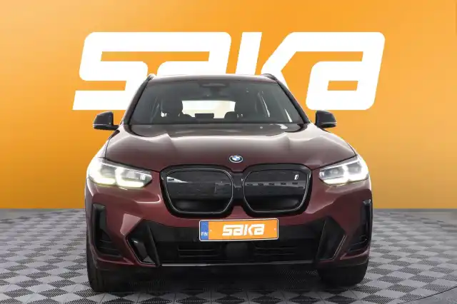 Punainen Maastoauto, BMW iX3 – VAR-14320