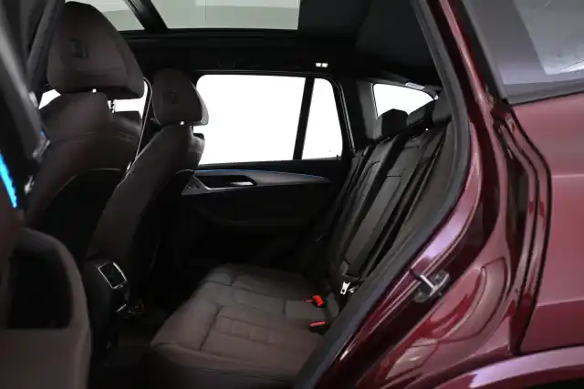 Punainen Maastoauto, BMW iX3 – VAR-14320