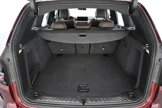 Punainen Maastoauto, BMW iX3 – VAR-14320