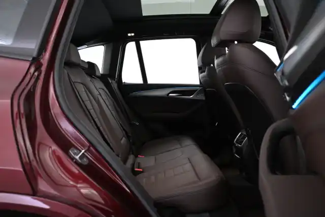 Punainen Maastoauto, BMW iX3 – VAR-14320