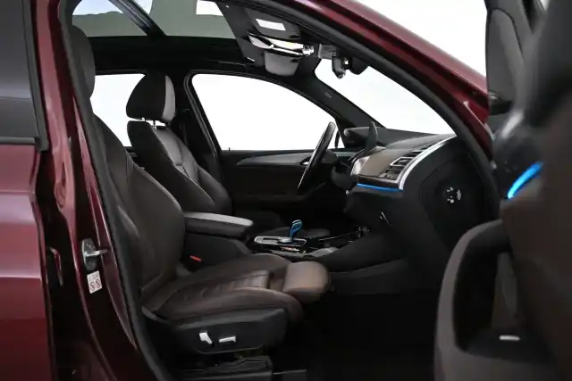 Punainen Maastoauto, BMW iX3 – VAR-14320