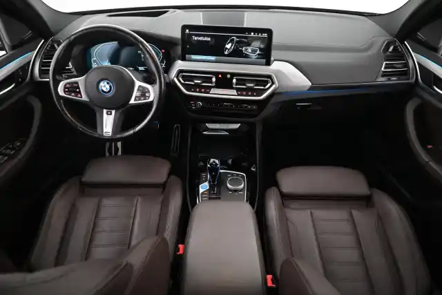 Punainen Maastoauto, BMW iX3 – VAR-14320