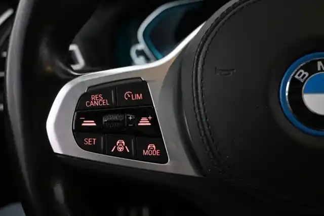 Punainen Maastoauto, BMW iX3 – VAR-14320