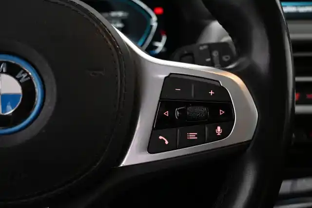 Punainen Maastoauto, BMW iX3 – VAR-14320