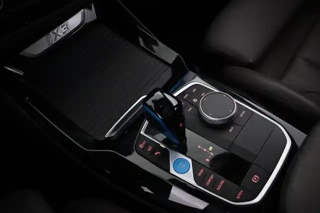 Punainen Maastoauto, BMW iX3 – VAR-14320