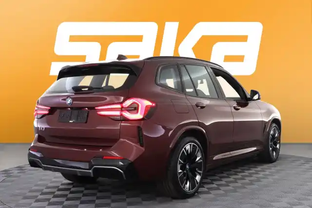 Punainen Maastoauto, BMW iX3 – VAR-14320