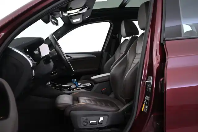 Punainen Maastoauto, BMW iX3 – VAR-14320