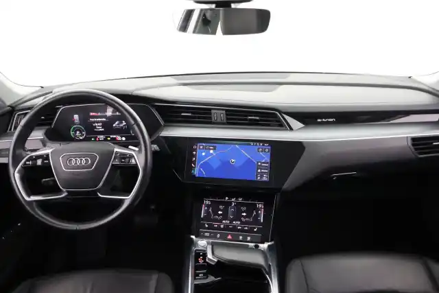 Sininen Maastoauto, Audi e-tron – VAR-14483