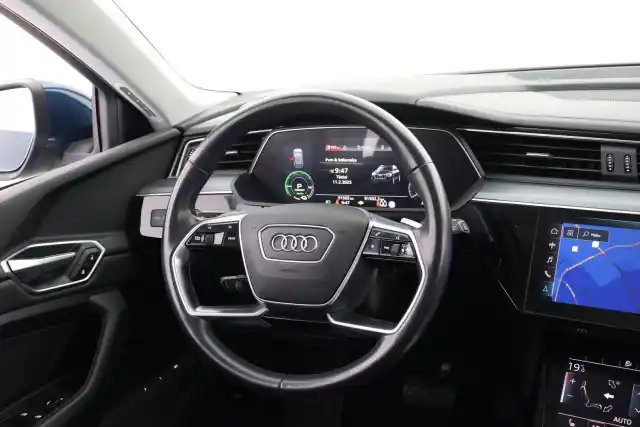 Sininen Maastoauto, Audi e-tron – VAR-14483