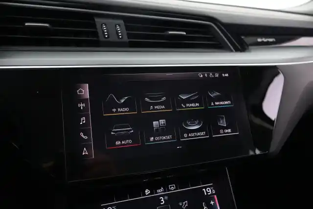 Sininen Maastoauto, Audi e-tron – VAR-14483