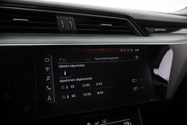 Sininen Maastoauto, Audi e-tron – VAR-14483