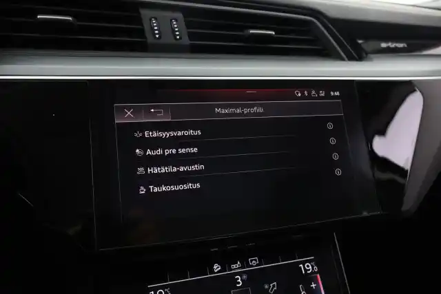 Sininen Maastoauto, Audi e-tron – VAR-14483