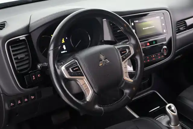 Musta Maastoauto, Mitsubishi Outlander PHEV – VAR-14525