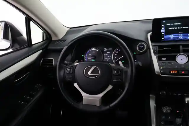 Valkoinen Maastoauto, Lexus NX – VAR-14807